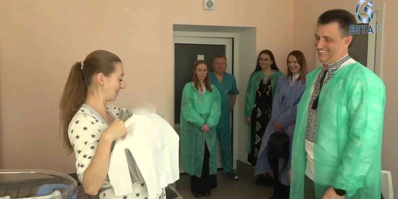 У День вишиванки новонародженим вінничанам подарували вишиті сорочки