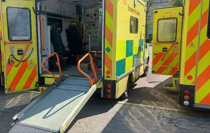 Волонтери передали автівки з Лондона для військових та прифронтових лікарень