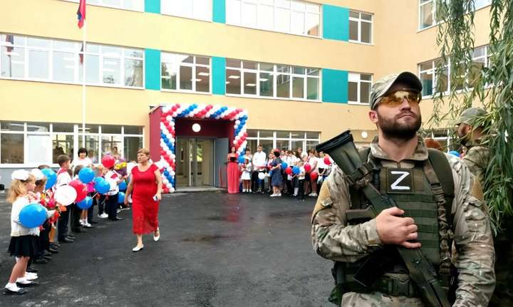 росія готує армію з українських дітей на ТО територіях