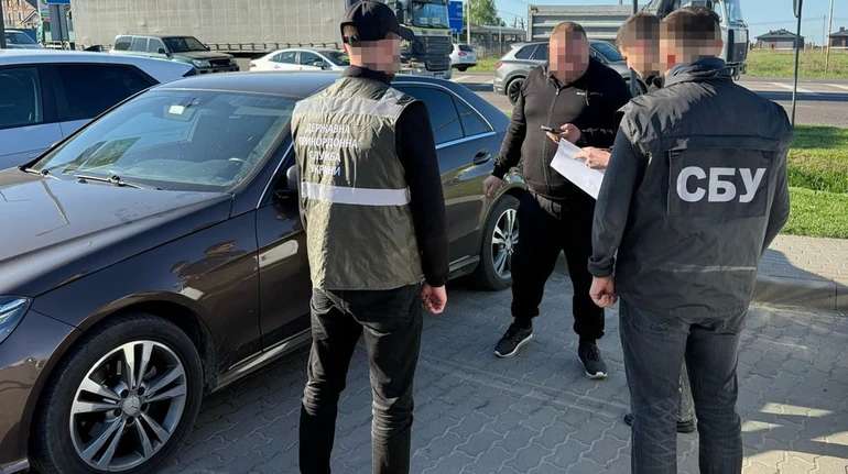 Ввозили автівки під виглядом гумдопомоги для ЗСУ