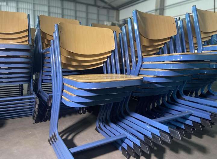 Меблі для шкільних класів передали з Німеччини у Вінницю