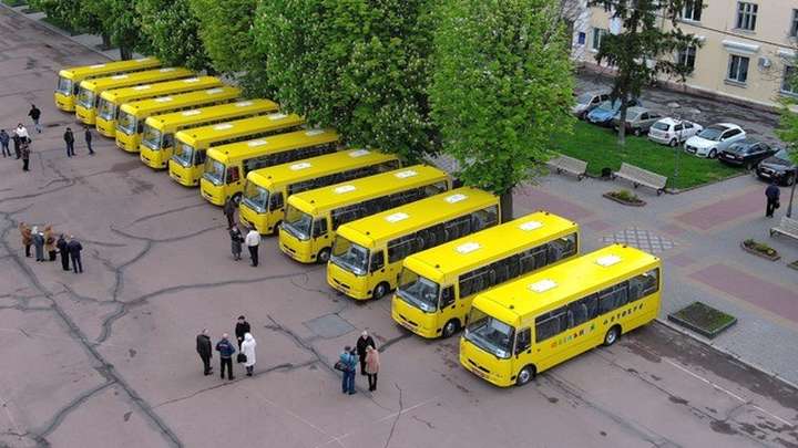 12 громад Хмельниччини отримали нові шкільні автобуси