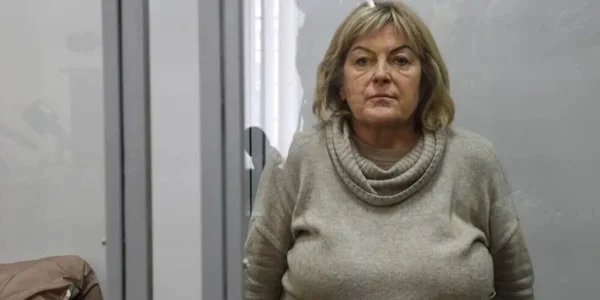 Хто приносить в камеру Крупи телефони?