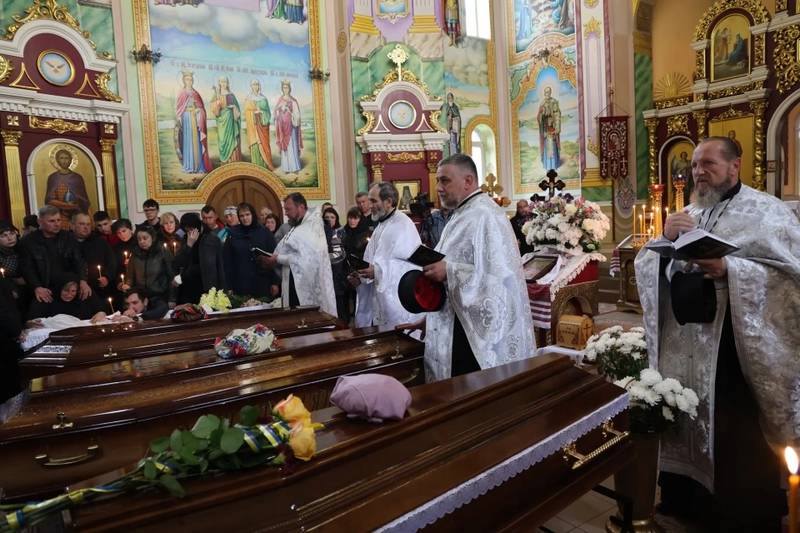 У Красилові попрощалися із чотирма жителями, які загинули під час ракетного удару (відео)