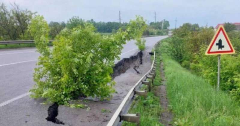 На немирівській об’їзній провалилася дорога