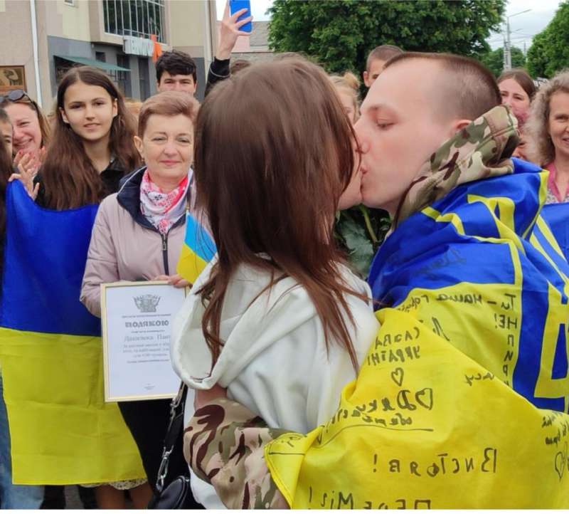 Військовий Павло Данилюк освідчився коханій під час зустрічі з полону