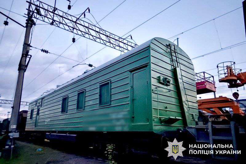 Двоє підлітків вилізли на дах залізничного вагона