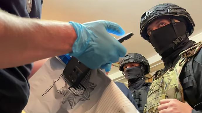 Троє чоловіків і жінка напали на працівників ТЦК