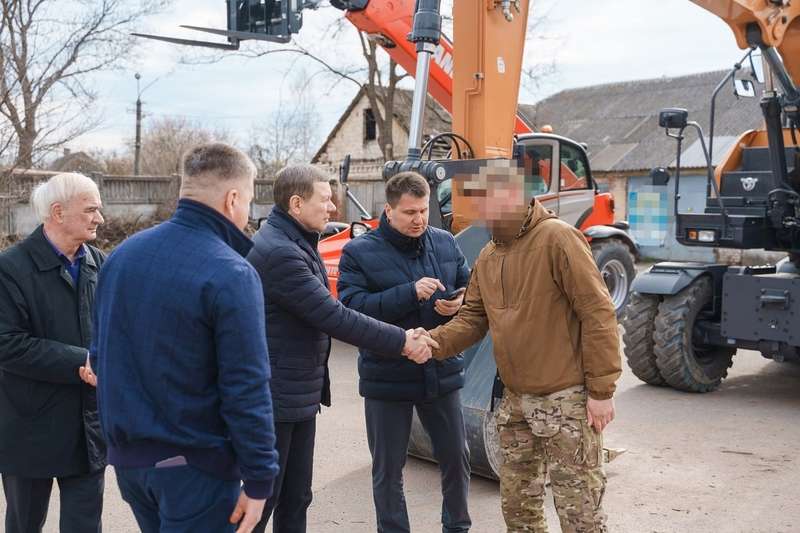Вінниця продовжує системно підтримувати військових: громада передала підрозділу потужну спецтехніку