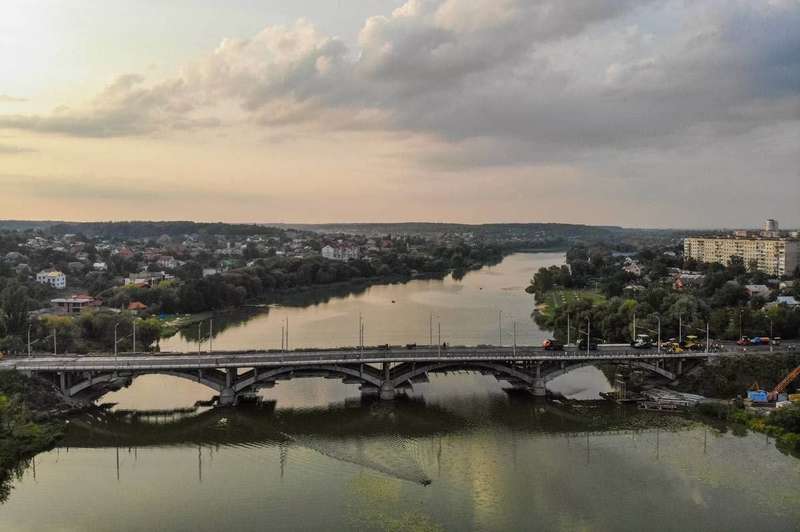 У Вінниці відновлюється звичний рух Київським мостом