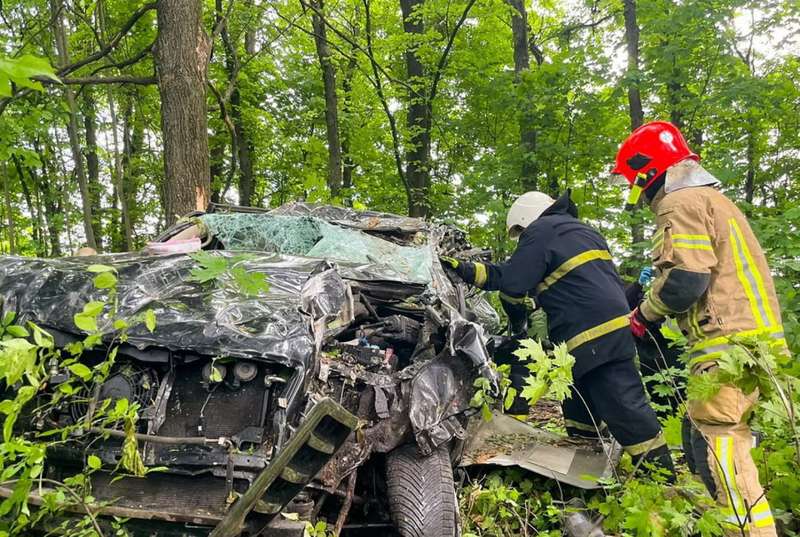 Після ДТП на Вінниччині вирізали тіло водія з авто