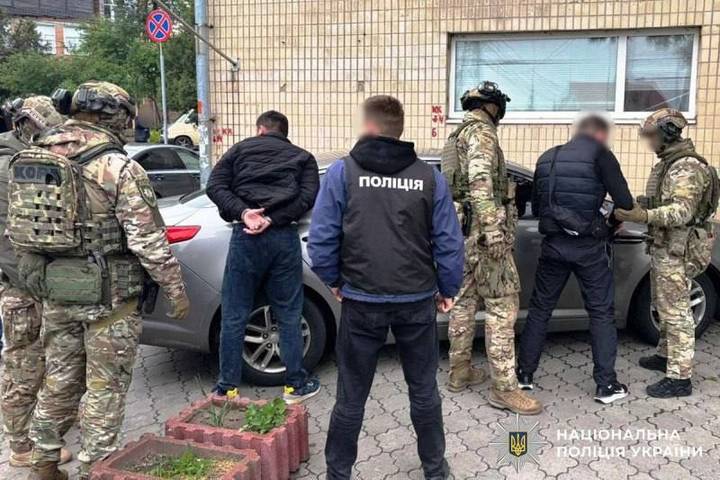 Вимагали гроші у неповнолітнього