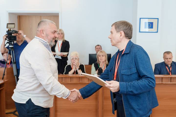 Кожному по 100 тисяч грн: Сергій Моргунов передав трьом ветеранам ваучери на старт власної справи