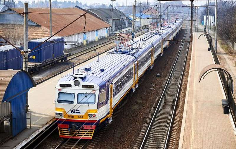 На маршруті через Карпати зупинили рух потягів