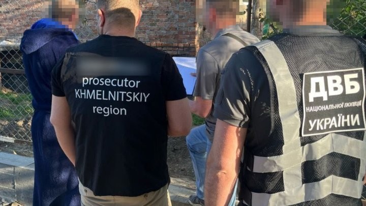 “Зливав” персональні дані та привласнював сплату за штрафи