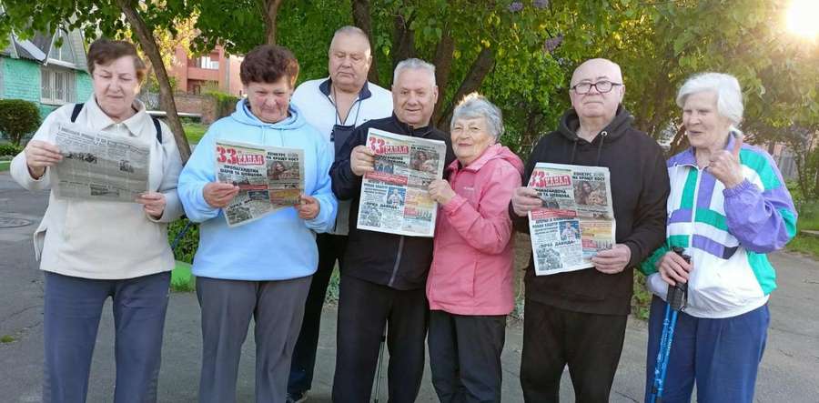 Пенсіонери розпочинають день із зарядки та читання «33-го каналу»