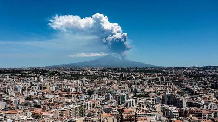 На Сицилії знову прокинувся вулкан (відео)