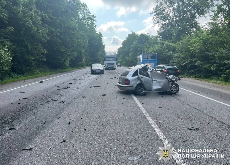 Страшна автотроща на Вінниччині: зіткнулися дві фури та легковик