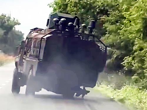 Підбитий Roshel Senator на трьох колесах евакуював наших бійців