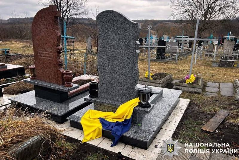 Судитимуть 17-річного хлопця за наругу над могилою загиблого воїна