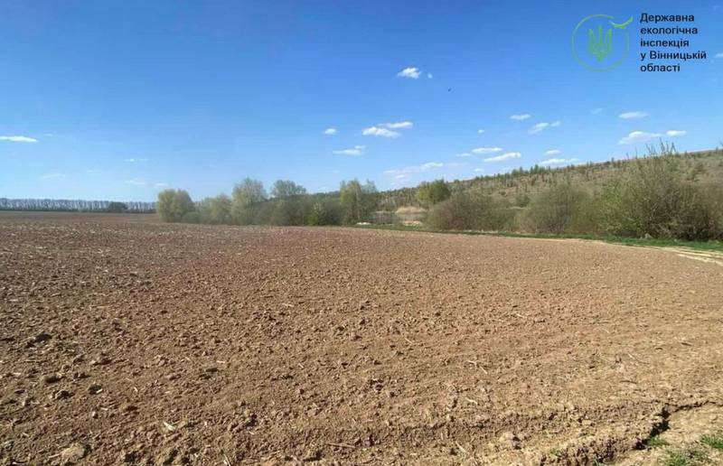 Біля водойм на Вінниччині розорали прибережні смуги