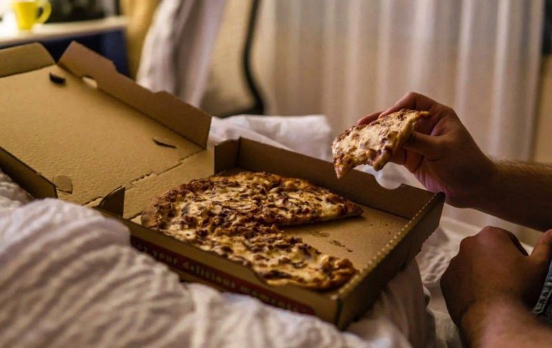 Чому лягати спати на голодний шлунок шкідливо