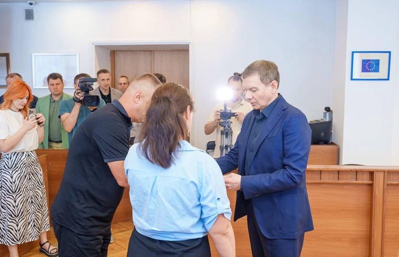 Батькам полеглого Героя України Дениса Бадіки передали відзнаку «За мужність та відвагу» у Вінниці