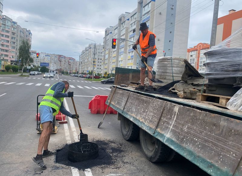 У Вінниці на вулиці Зодчих встановлюють «амортизуючі» люки, які покращать безпеку руху