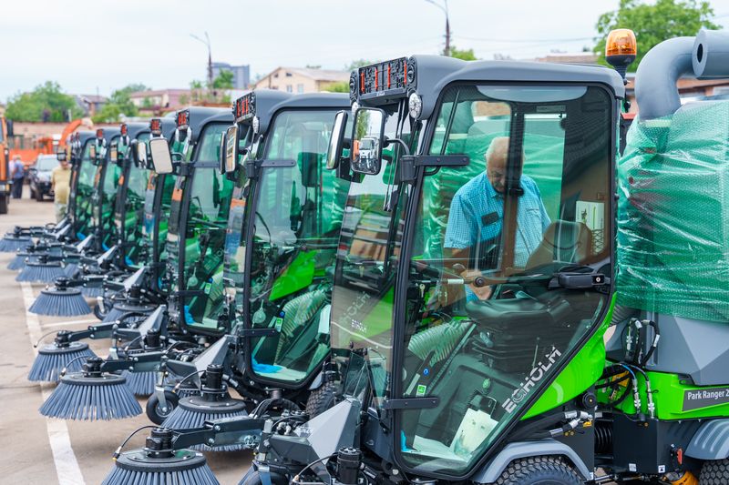 КП «Вінницьке шляхове управління» отримало вісім мінімашин для прибирання тротуарів