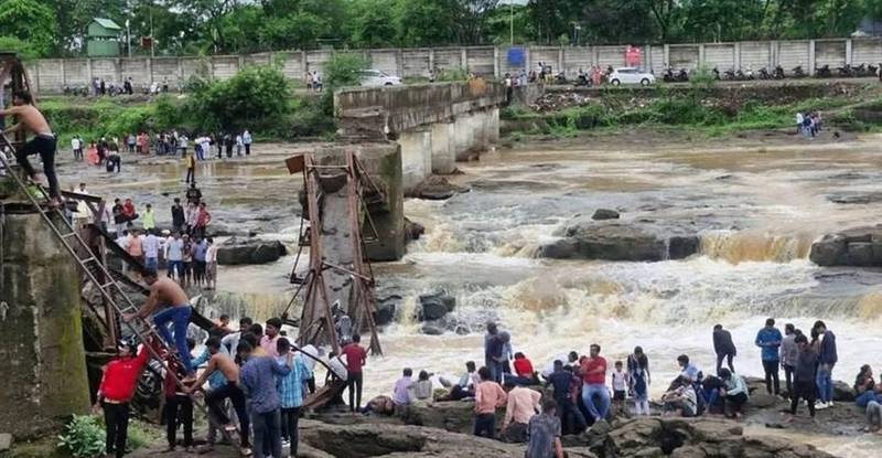 Під вагою 200 людей обвалився міст