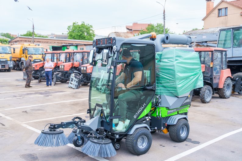 Вінниця придбала 8 універсальних машин для прибирання вулиць