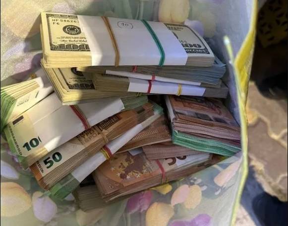Майже чверть мільйона євро та доларів у багажнику