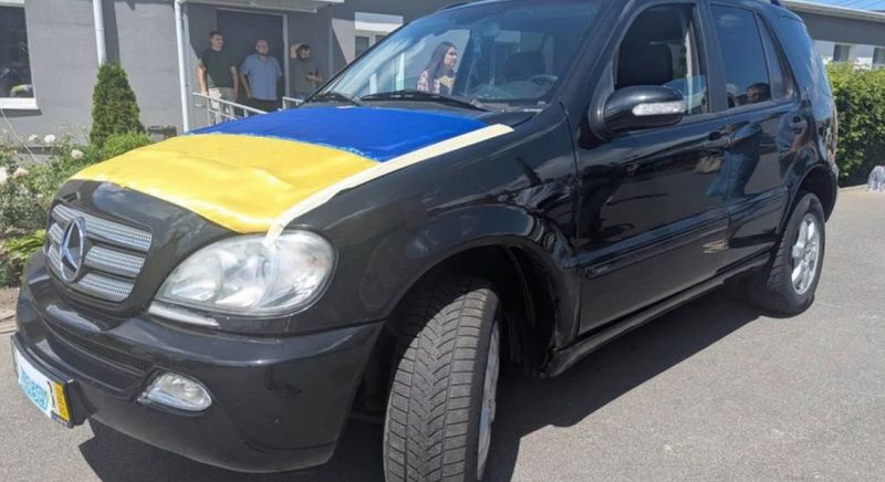 Учні 13-го ліцею  купили Mercedes для військових