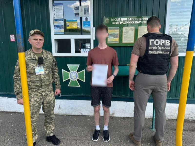 Вінничанин з фальшивими документами збирався за кордон