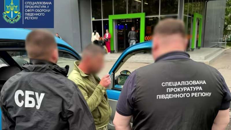 Службовець ТЦК зі спільником вимагали хабар за зняття з розшуку