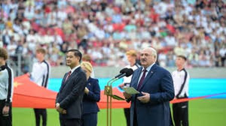 Лукашенко запропонував поставити у Мінську пам’ятник Сі Цзіньпіну при житті