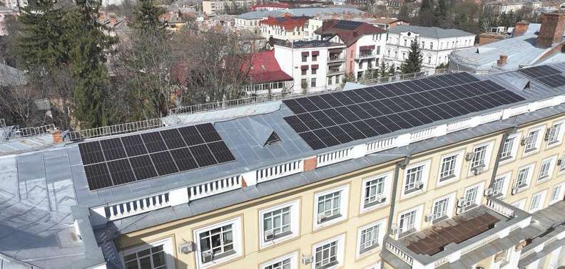 На даху Вінницької ОВА облаштували сонячну електростанцію