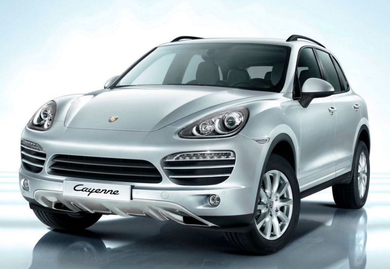 Майже половину найдорожчих автівок з-за кордону завозять до Києва