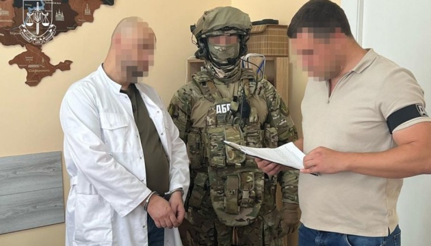 Група лікарів організовувала незаконну схему виїзду за кордон