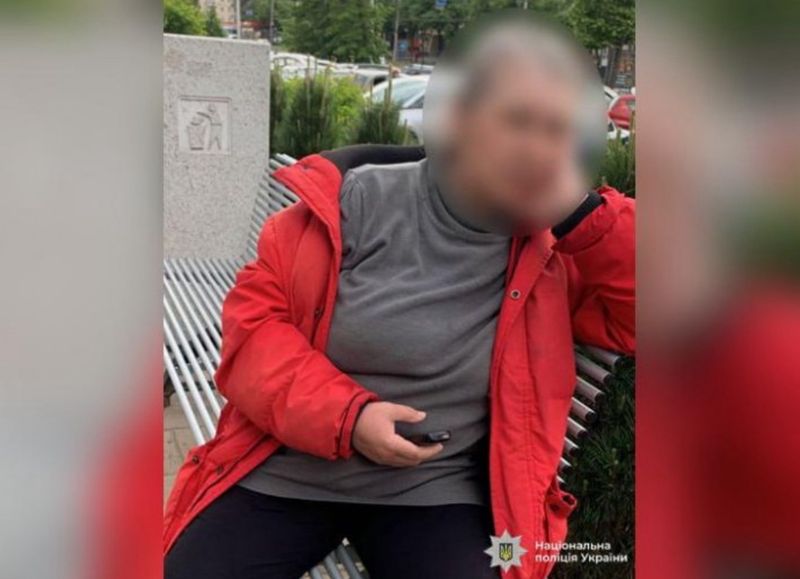 Розшукали жінку, яка викрала квіти біля пам’ятника жертвам ракетного удару по Вінниці