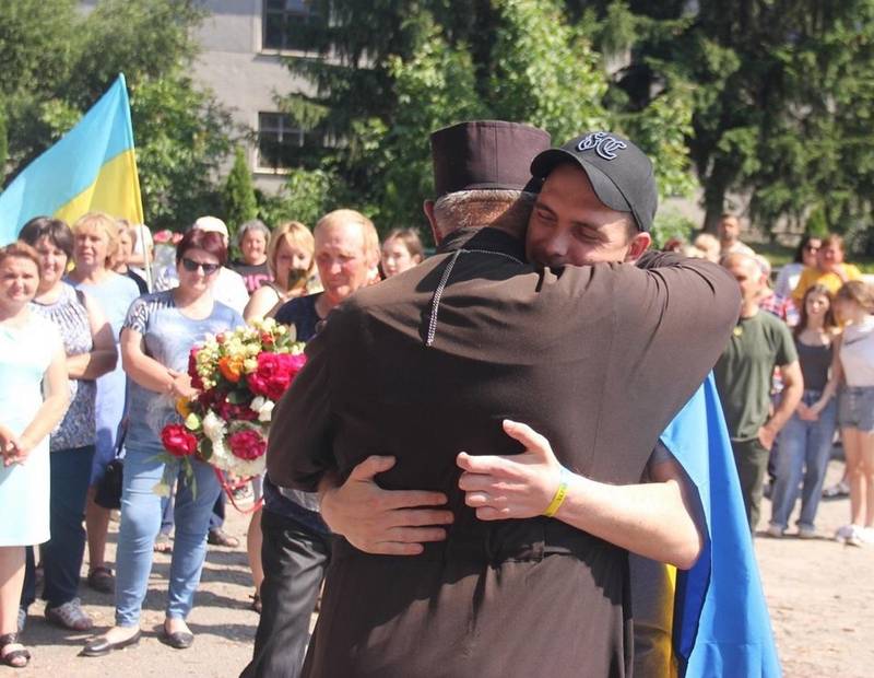 Звільненого з полону військовослужбовця Юрія Дячинського зустріли в Іванівській громаді