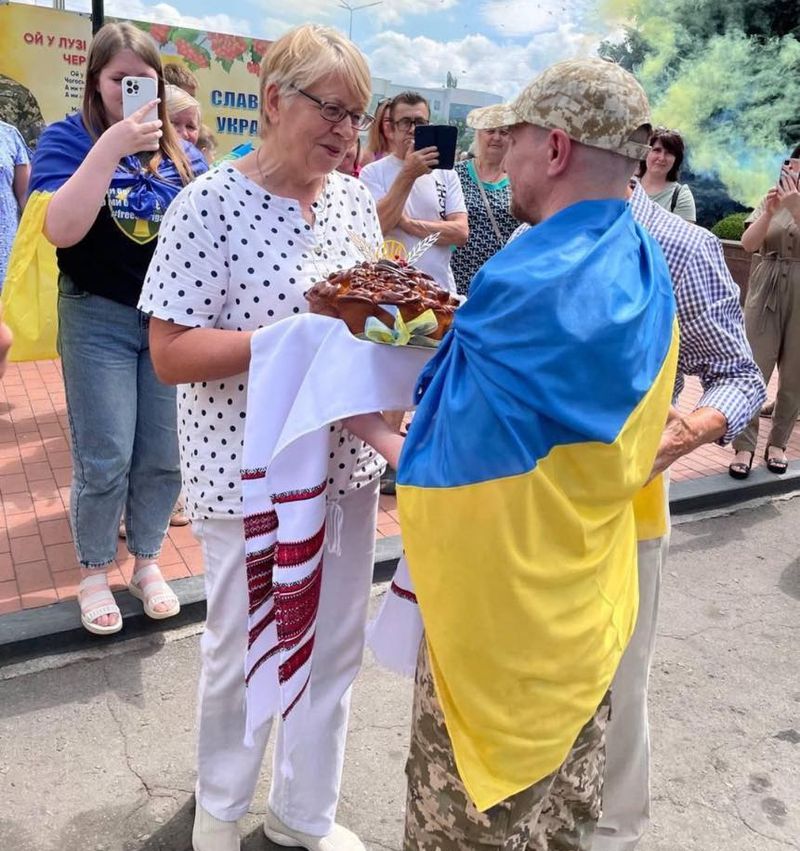 Звільненого з полону захисника Ярослава Склярука зустріли у Ладижині