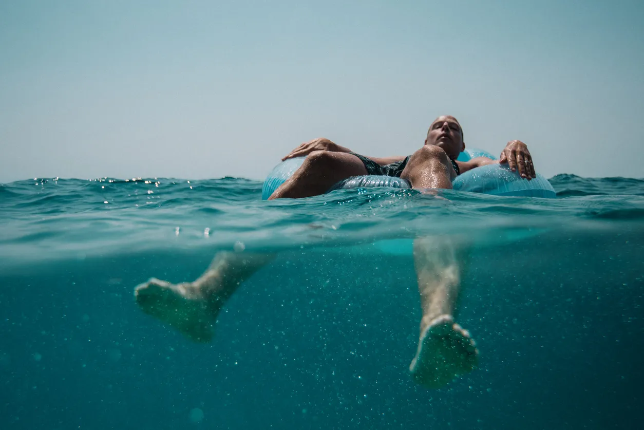 В Одесі людей віднесло в море на матраці