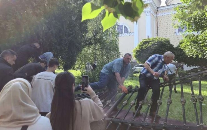 Скандал із брехнЕю Лонгина не витримали навіть його колеги із УПЦ (МП)