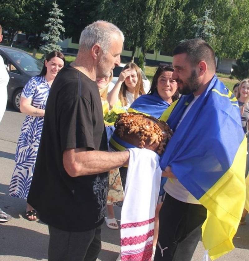 Звільненого з полону нацгвардійця Віталія Ніколайчука зустріли у Калинівці