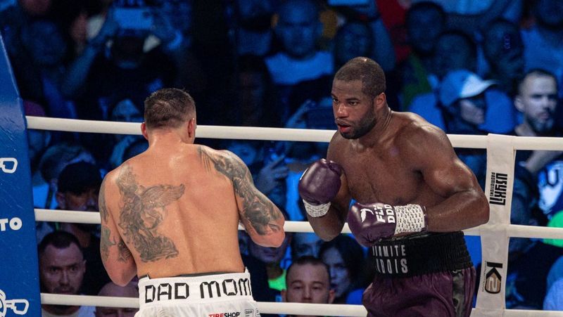 Усик нокаутував Дюбуа і став абсолютним чемпіоном світу