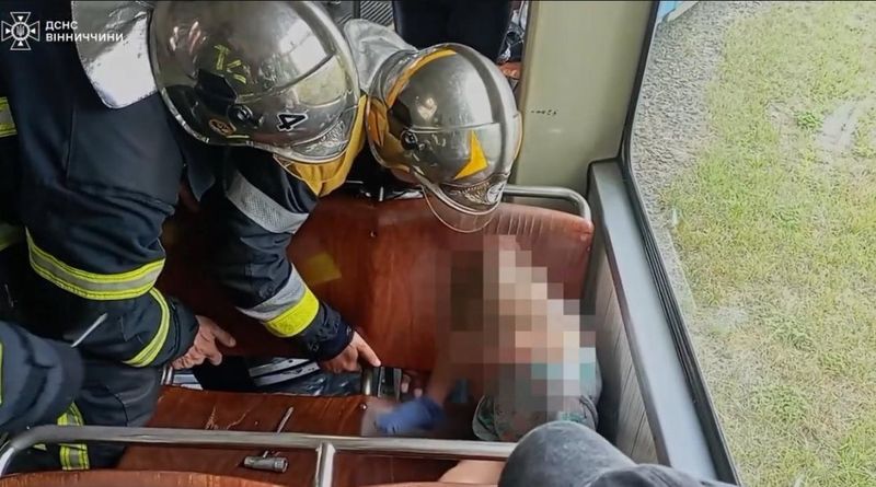 Врятували 3-річного хлопчика, який застряг між сидіннями трамваю у Вінниці