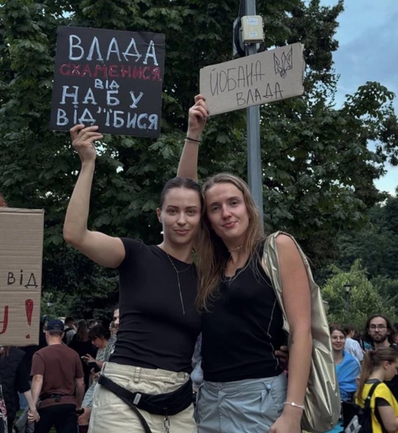 “Верховна Зрада – ми вас бачимо!”: Вінничанка Маремуха показалася на мітингу проти скандального закону