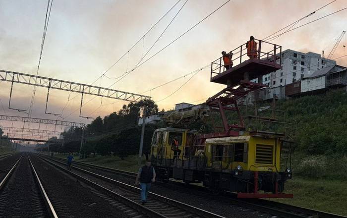 На Хмельниччині затримуються потяги через обрив контактної мережі