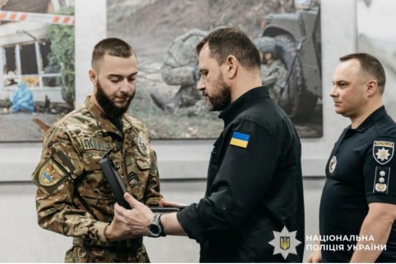 21-річного капрала Андрія Калюженка з Вінниччини нагородив міністр